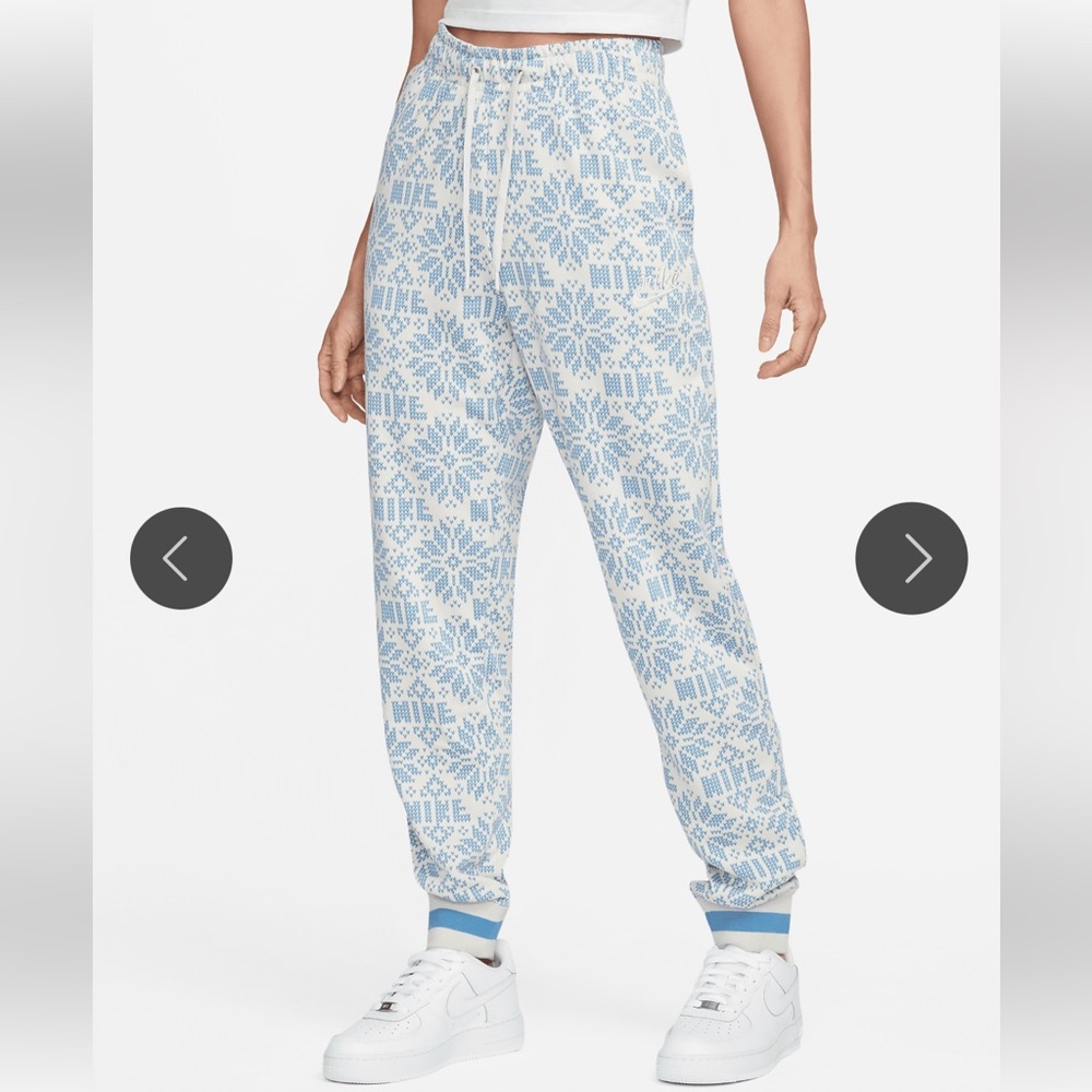 NWT Nike sportswear club fleece essential women’s holiday pant
